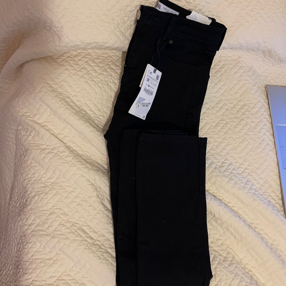 ZARA SLIM FIT BLACK FITTED BUT STRETCHY BLACK JEANS